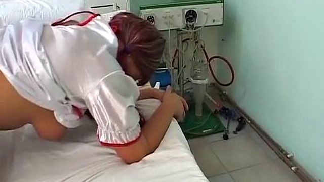 Tetona pelirroja enfermera alemana folla a su paciente duro