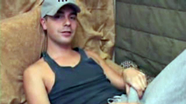 Vincenzo è molto eccitato e si afferra attraverso i pantaloni prima di esporre il suo cazzo duro. Dopo un buon allenamento della sua carne, Vincenzo gli spara in faccia e lecca via il resto.