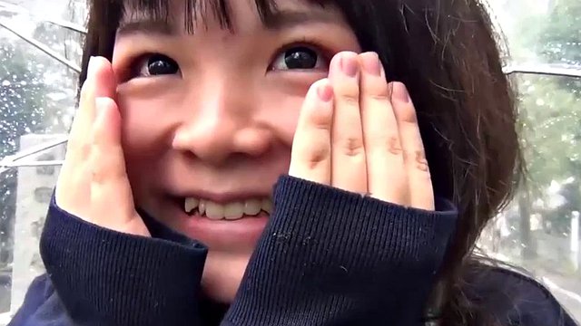 Süßes japanisches Mädchen vergnügt sich im Regen mit einem Vibrator