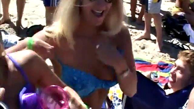 Ragazze arrapate che si tolgono i top sulla spiaggia: grandi tette, porno amatoriale e con ragazze