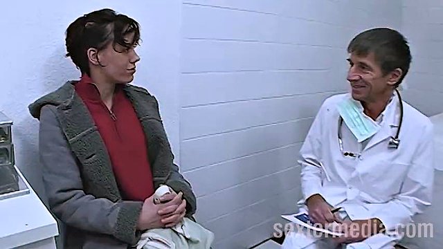 Pussy licking in kinky doctor office