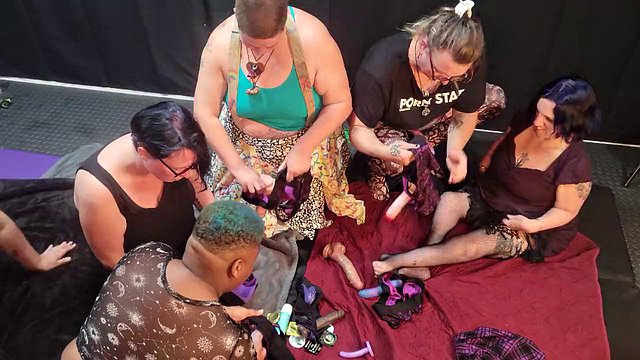 Orgía de consoladores lésbicos con amigas y correas