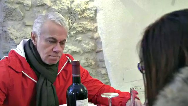 moglie cornifica marito al ristorante