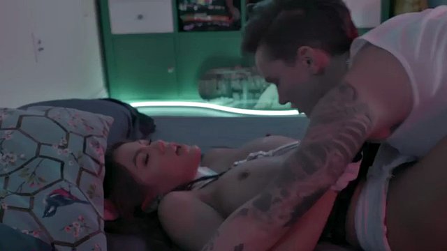 Татуированная крошка-лесбиянка шпилит страпоном в кожаной сбруе подруги