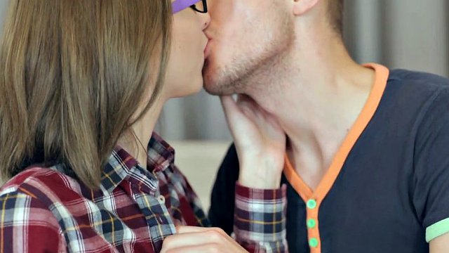 sex med belest jente på den romslige sofaen