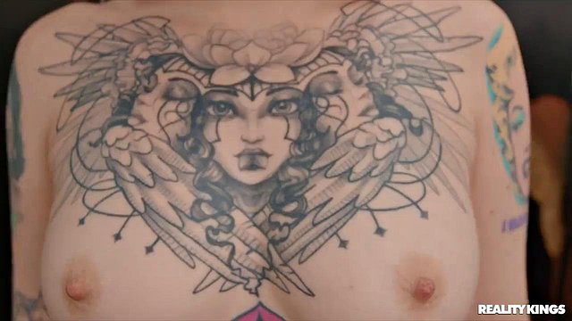 Salon de tatouage Pounding Stars Lazarus aux cheveux roses Lilith Lee, Angelina Johnson, Raylene, Sofia S