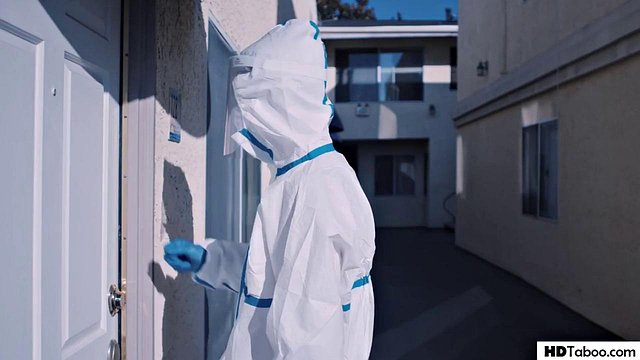 Die blonde Lola Fae wird inmitten von COVID-19-Beschränkungen verprügelt