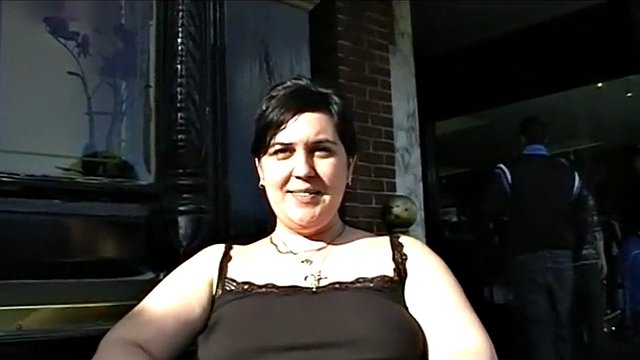 gorda británica masturbándose en un bar público