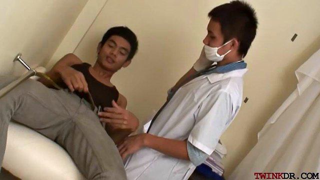 dottore gay asiatico che scopa il suo paziente