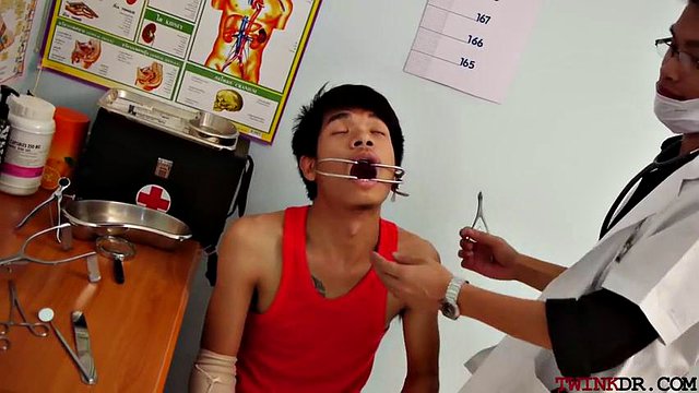 마른 아시아의 jock 확산 다리 용 doc