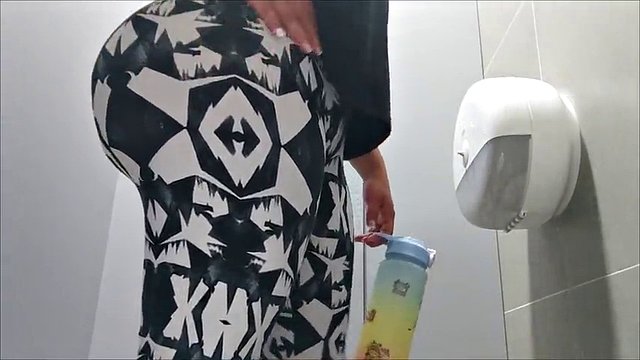 Perverted cam in the public bathroom of the gym (big ass and voluptuous girls)