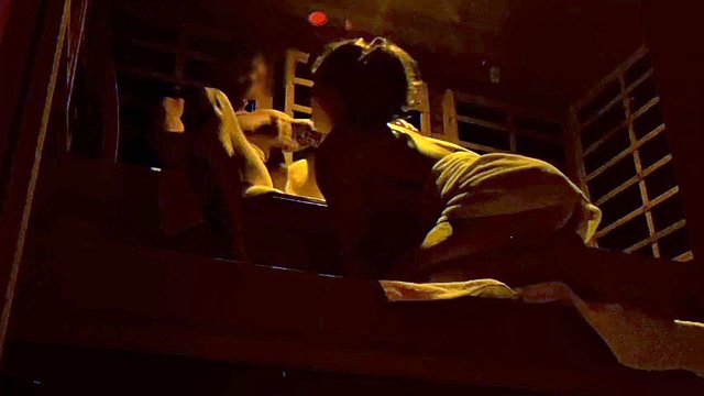 Habe einen Fremden dabei erwischt, wie er in der Sauna masturbiert und dann ihre Muschi leckt