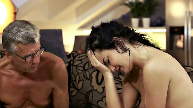 PAPÁ4K. Viejo padrastro atraído al sexo no planificado con la novia de su hijo cachondo
