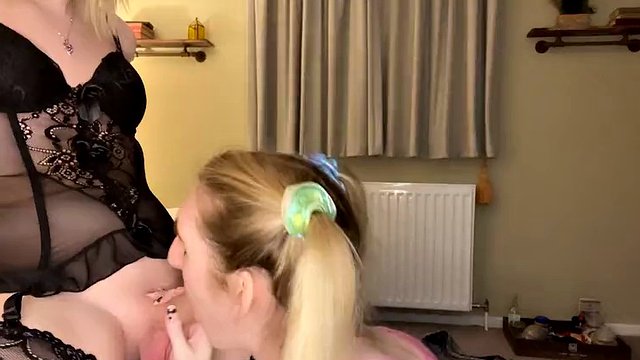 Trans lesbiche - Jessica Bloom scopa Jenby Doll e le lecca la sborra dal clitoride