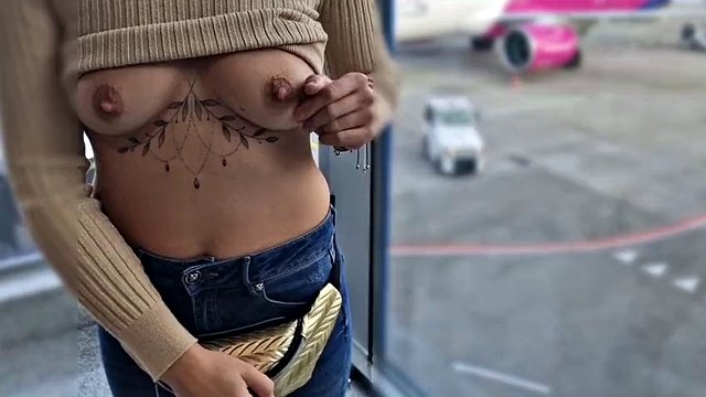 viser frem puppene offentlig på flyplassen, viser puppene til alle