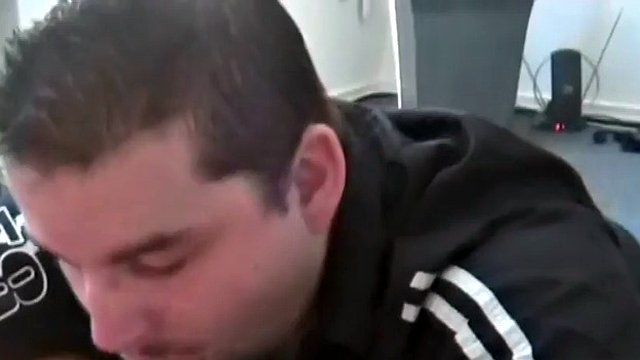 Deutsche Amateurin lutscht zu Hause zu dritt den Schwanz ihres Freundes mit Gesichtsbesamung