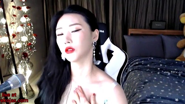 Sensual babe with beautiful ass and tits