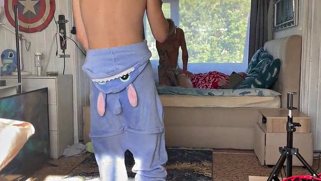 #186 I jerk off to my friends while they fuck