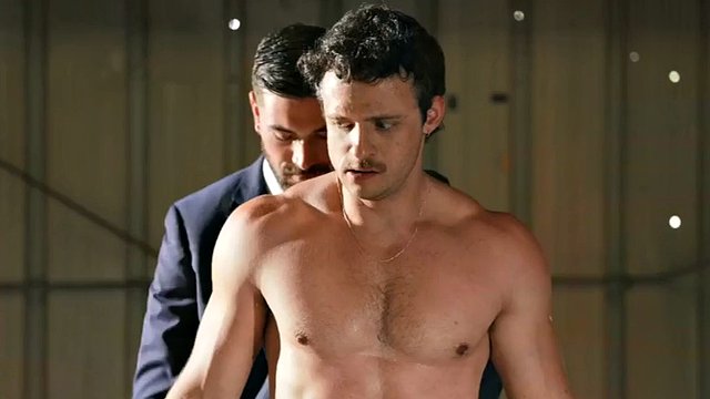 Bigass مثلي الجنس عميل سري استغل من قبل مجرم في أسلوب هزلي
