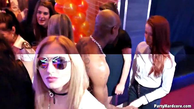 PARTY HARDCORE GONE CRAZY 39 SUPER EXTENDED: Gros seins, gros cul et porno pipe
