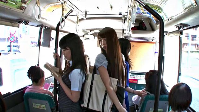 Moden japansk lesbisk emika sakuragi forfører student sayo arimoto på bussscene 1