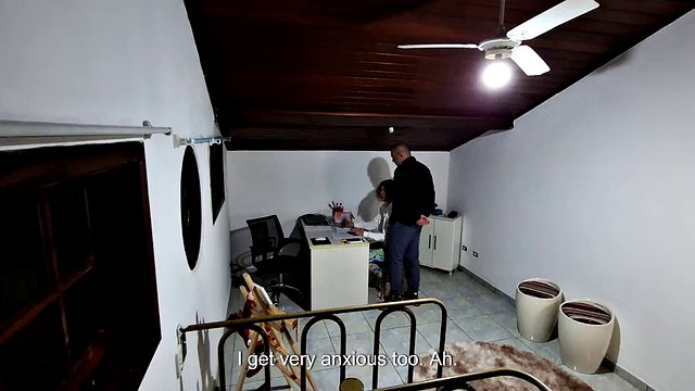 L'étudiante va passer un examen dans le bureau du professeur et se laisse séduire par lui jusqu'à ce qu'elle cède et fasse l'amour