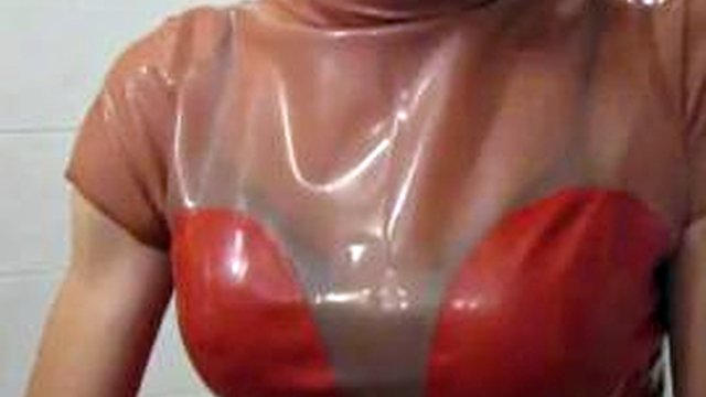 Latex Strumpfhose voll gepisst und gewichst