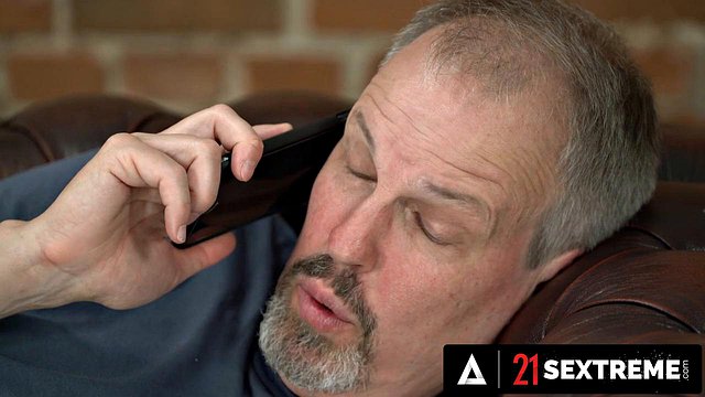 21 SEXTREME - Masseuse Lina Mercury Knows Deal This Old Man's Back Pain