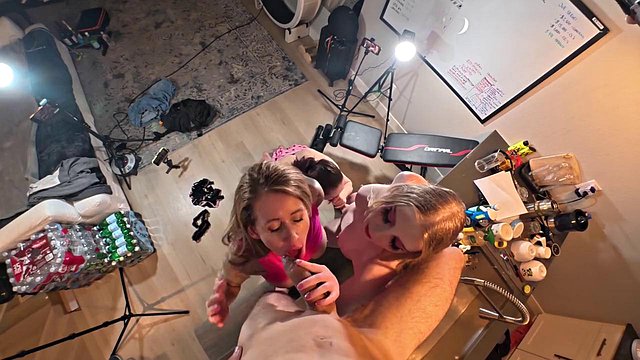 Bigmax8inch martèle grossièrement les trous serrés de Janelle Fennec et de deux coquines dans Steamy