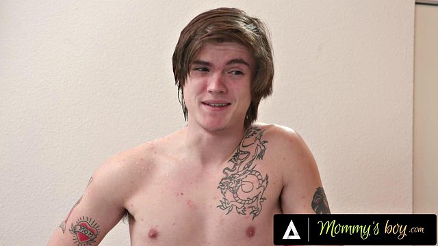 Le beau-fils pervers Tyler Cruise livre le cul de la MILF sexy Crystal Rush avec sa grosse bite en chaud