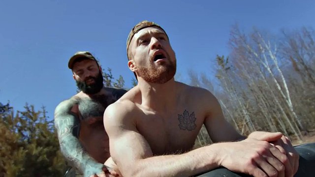 Bärtiger schwuler Jäger fickt Sportler draußen im Wald auf dem Quad
