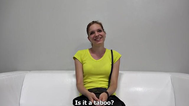 Dünne junge Brünette ist bei ihrem ersten Casting kaputt gegangen
