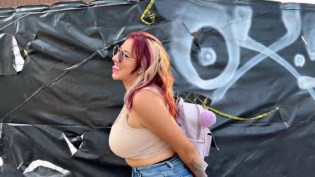 سینه های طبیعی عظیم MILF مکزیکی، لتزی لیز، سفری به فروشگاه جنسی دارد