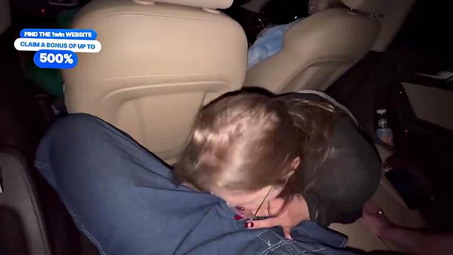 Felación arriesgada en coche durante un viaje con duddys. jizz en la garganta - el mayor punto de
