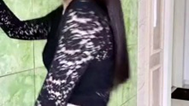 Asiatica in leggings con pantaloni di pelle attillati!