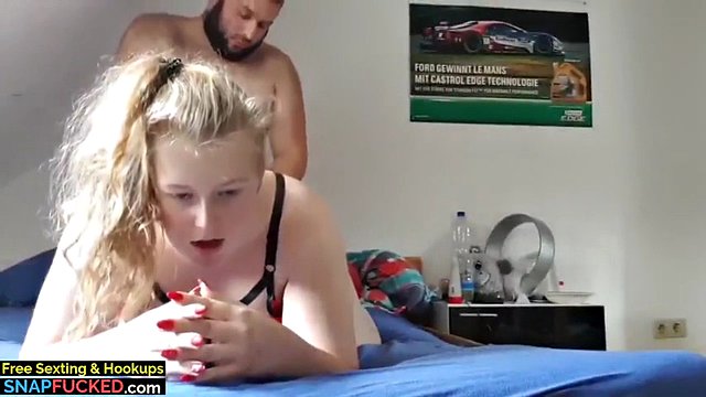 una ragazza pesante con grandi tette ama la sua coinquilina con un cazzo piccolo