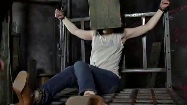 Slavegirl attaché au lit métallique, frotté et joué