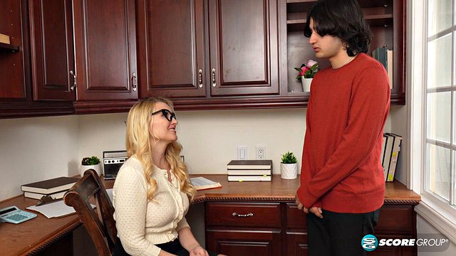 Julia Robbie golpea a Elias Cash, de 21 años