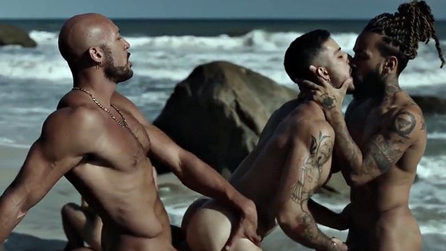 O garanhão latino é fodido na orgia da BBC no cu