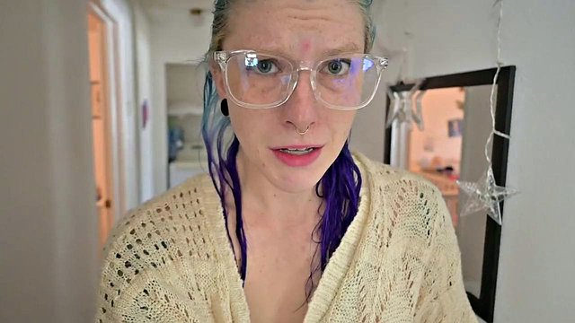 Missellie8 ujeżdża penisa w POV