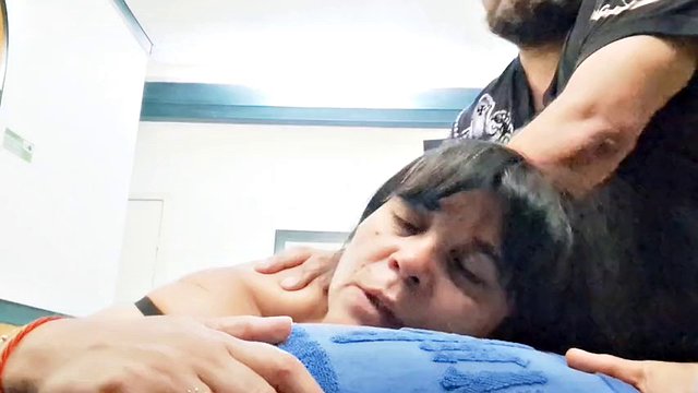 痛みを伴う継母を犯すフルアナルセックス