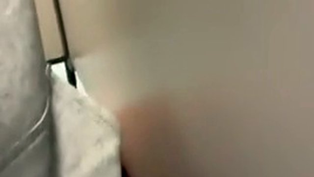 Dieser Schnuckel holt sich auf einer öffentlichen Toilette einen runter und spritzt einem zufällig ausgewählten Kerl einen runter