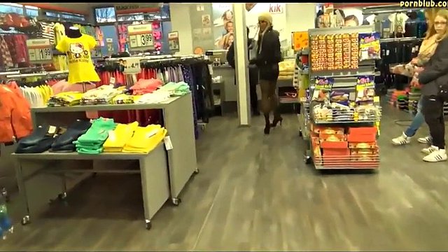 im auto gefickt und dann mit sperma im gesicht einkaufen gegangen