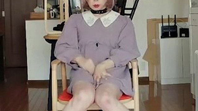 Japanese shemale cums and cums on the floor of her house