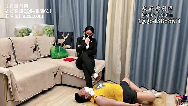 Lu Baoer-The teacher fulfills the student's foot fetish desire YC-220226-3