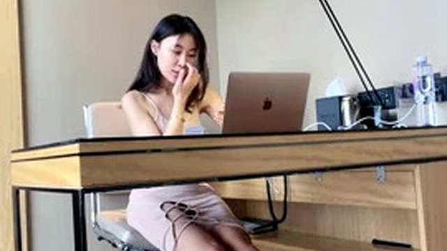Chinese foot under the desk 夏芙
