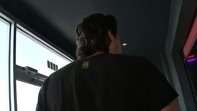 Una vera str8 si fa un pompino gay nascosto nel Gloryhole con una ragazza voyeur