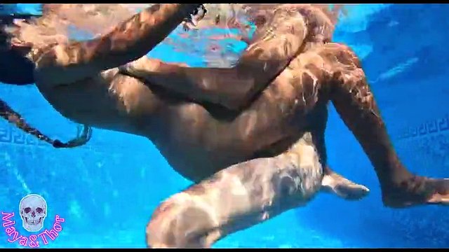 IN PISCINA E DENTRO LA MIA FIGA UN GUSTOSO CREAMPIE