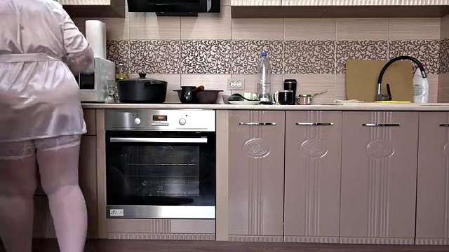 ノーパン熟女妻が朝食を作ってくれます。そしてホームカムウォッチ。ぽっちゃり熟女の舞台裏