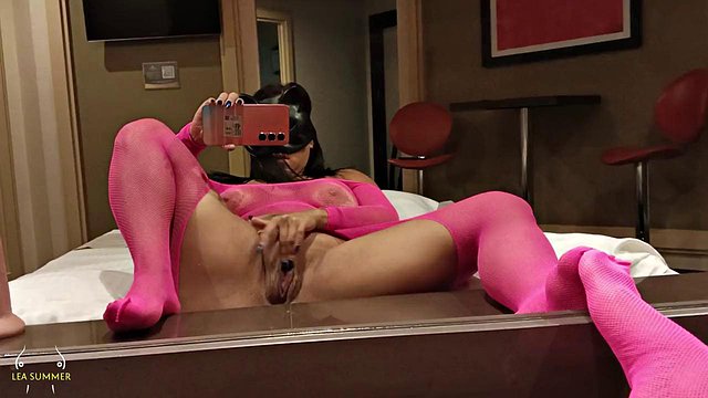 La MILF de Mou Smith avec un vagin massif se doigte sauvagement avec un gode et des pieds puis Shov